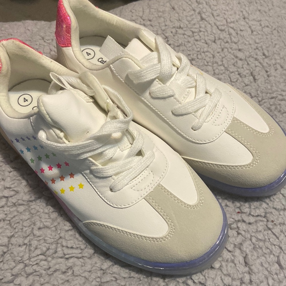 Girls sneakers with stars on it